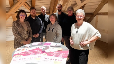 Enikö Nagy (links) und Regina Fritsch (Mitte) waren bei den Grünen zu Gast; mit im Bild: Grünen-Ortssprecher Christopher Thieser, Wolfgang Veigl-Meyer, Landratskandidat Josef Schmidt, Stadträtin Heidrun Schelzke-Deubzer (von links).  (Bild: Heidrun Schelzke-Deubzer)