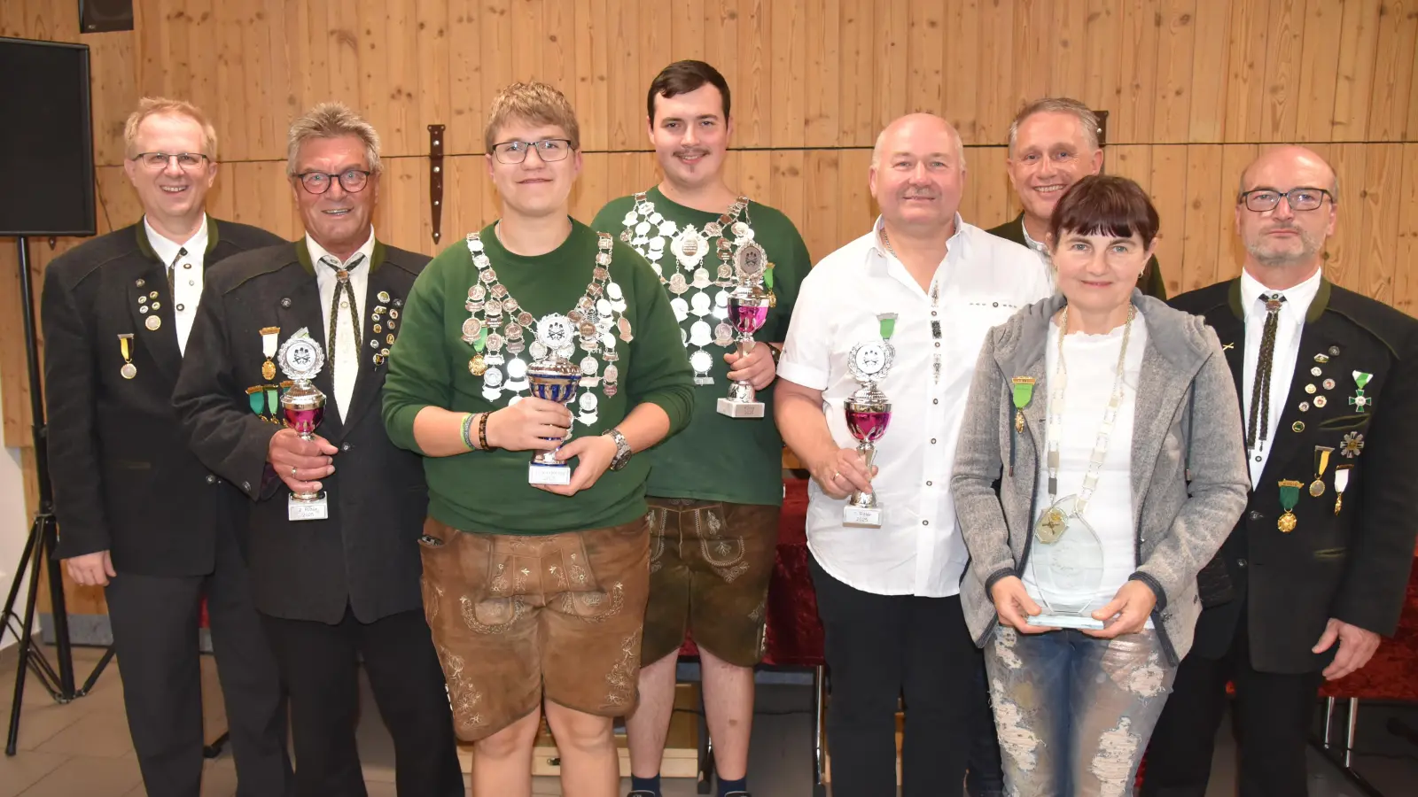 Die neue Würdenträger der Poppenrichter Drei Mohren Schützen mit 1. Schützenmeister Reiner Hoffmann (li.), 2. Schützenmeister Markus Gebhard (re.) und 1. Bürgermeister Hermann Böhm (3. v.r.). (Bild: Josef Schmaußer)