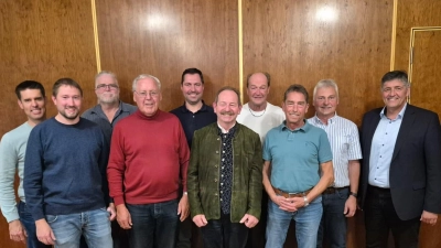Die neu gewählte Vorstandschaft des DAGA e.V. mit Bürgermeister Edgar Knobloch (rechts). Philip Wagner (Bildmitte hinten) ist neuer Vizepräsident; Werner Stopfer (2. v. r.) ergänzt die Volksfestbeauftragten. (Bild: Helmut Amschler)