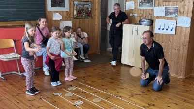 Bei der Jurablaskapelle Pilsheim konnte jetzt eine weitere Nachwuchsgruppe in Sachen Musikalische Früherziehung gegründet werden. Zum ersten Kennenlernen gab es nicht nur Musikinstrumente zum Anschauen, sondern auch Spiele, um die Gemeinsamkeit zur fördern. v.r. Alexander Arnold und die Jugendleiterin der Jurablaskapelle Karin Auer.  (Bild: Paul Böhm)