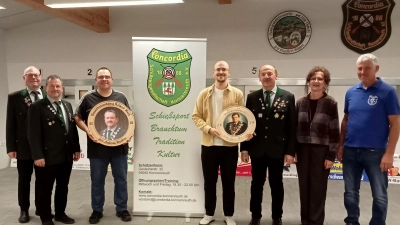 Auf dem Bild die jeweiligen Gewinner der einzelnen Scheiben und die jeweiligen Stifter der Geldpreise. vl. 1. Vorsitzender Martin Dietz, Gaukönigsscheibe gestiftet von Roland Weiß und Gewinner Andreas Waidhas; Gewinner Philipp Hart und Konrad Hart Stifter der Gedächtnisscheibe; Geburtstagsscheibe gestiftet von Inge Härtl und Gewinner Werner Weiß. (Bild: Max Bindl)