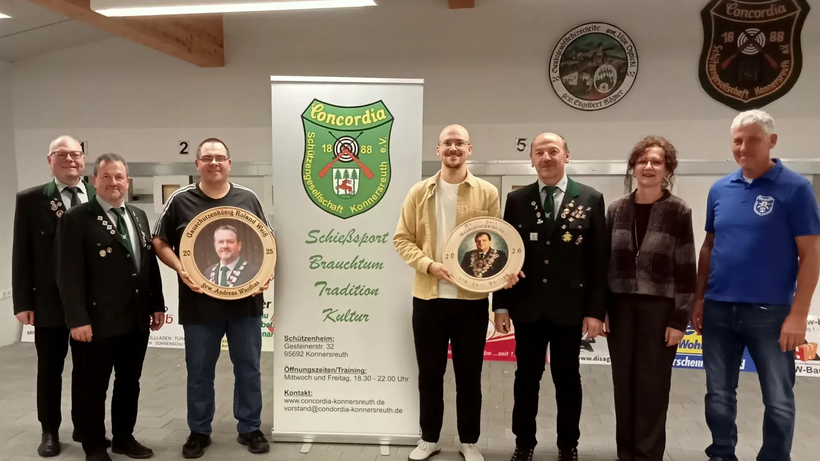 Auf dem Bild die jeweiligen Gewinner der einzelnen Scheiben und die jeweiligen Stifter der Geldpreise. vl. 1. Vorsitzender Martin Dietz, Gaukönigsscheibe gestiftet von Roland Weiß und Gewinner Andreas Waidhas; Gewinner Philipp Hart und Konrad Hart Stifter der Gedächtnisscheibe; Geburtstagsscheibe gestiftet von Inge Härtl und Gewinner Werner Weiß. (Bild: Max Bindl)