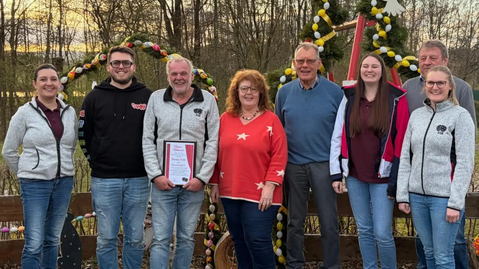 Neu gewählte Vorstandschaft mit Ehrenmitglied Thomas Fenkl (mit Urkunde) von links: Julia Jung, Jonas Graf, Ehrenmitglied Thomas Fenk, Gabi Ströhl, Gerald Schüller, Stefanie Kohl, Hans Lederer Sabrina Meier. Nicht im Bild Georg Ritter. (Bild: Gabi Ströhl)