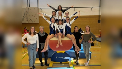 Die Turnerinnen des TSV Erbendorf mit Ihren Trainerinnen und ihrer Kampfrichterin (Bild: Sonja Grünauer )