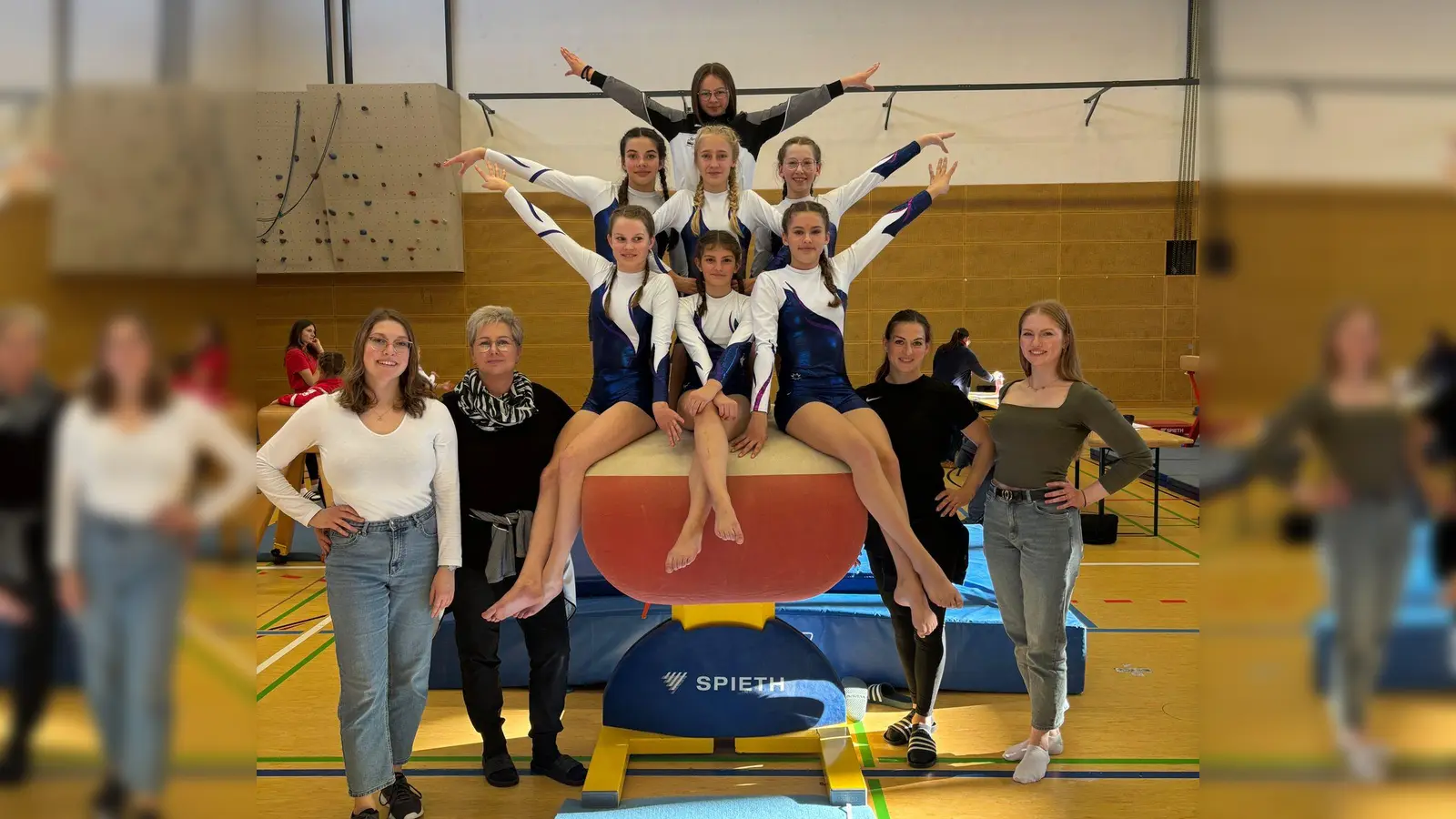 Die Turnerinnen des TSV Erbendorf mit Ihren Trainerinnen und ihrer Kampfrichterin (Bild: Sonja Grünauer )