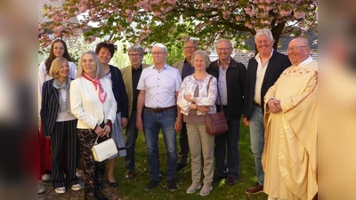 Die Jubelkommunikanten zusammen mit Pfarrer Willi Bauer (Bild: Maria Ertl)