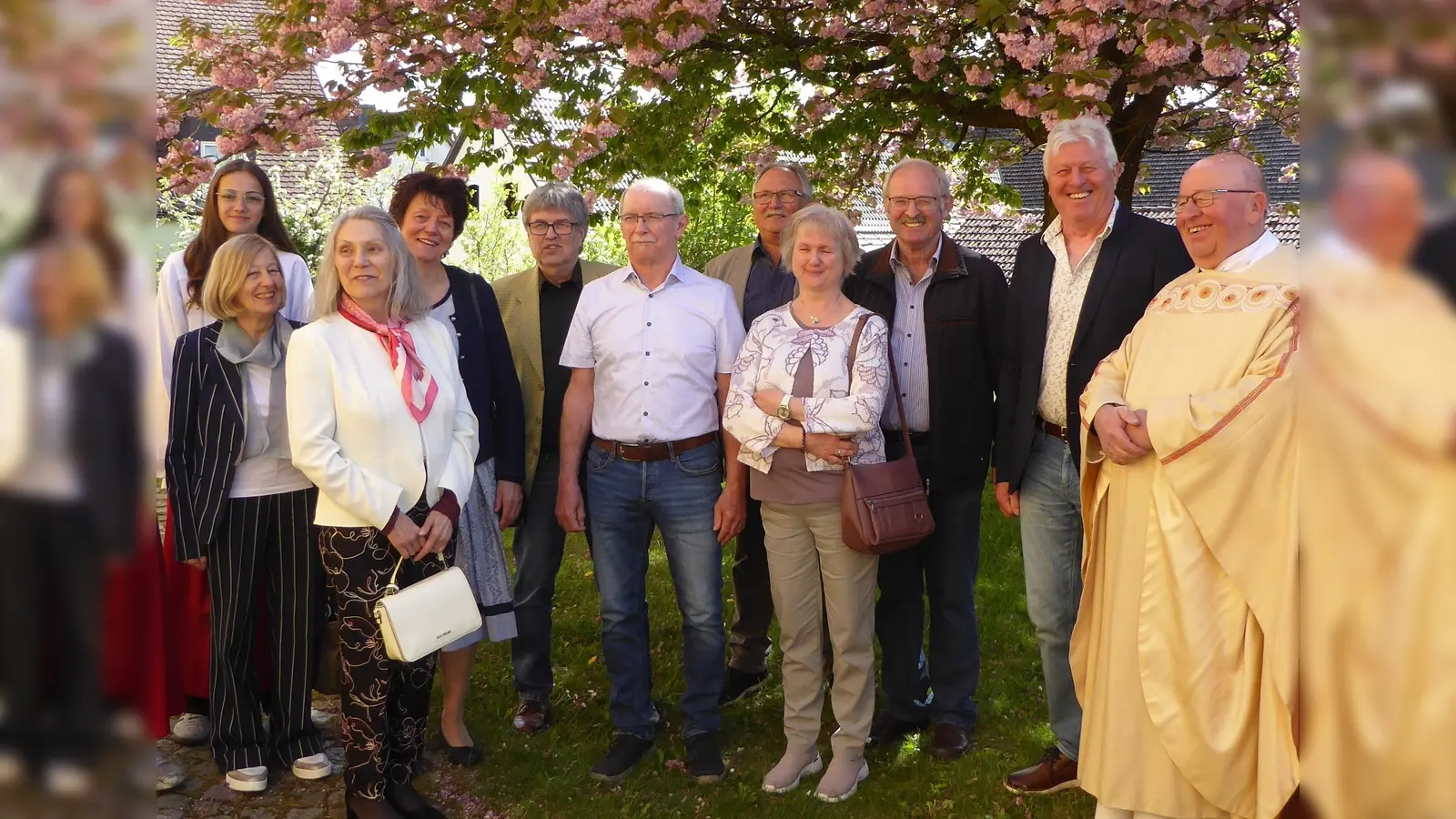 Die Jubelkommunikanten zusammen mit Pfarrer Willi Bauer (Bild: Maria Ertl)