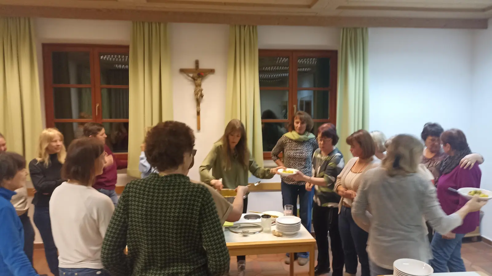 Astrid Messer-Thirimadurage verteilt die Fastenspeise Kitchari. (Bild: Sabine Minder)