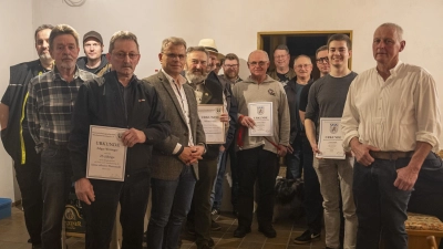 Die Geehrten undnue Gewählten. Der neue Vorsitzende Werner Enders(rechts) und Bürgemeister Karlheinz Budnik(5.von links) gartulierten.  (Bild: Bernhard Lang)