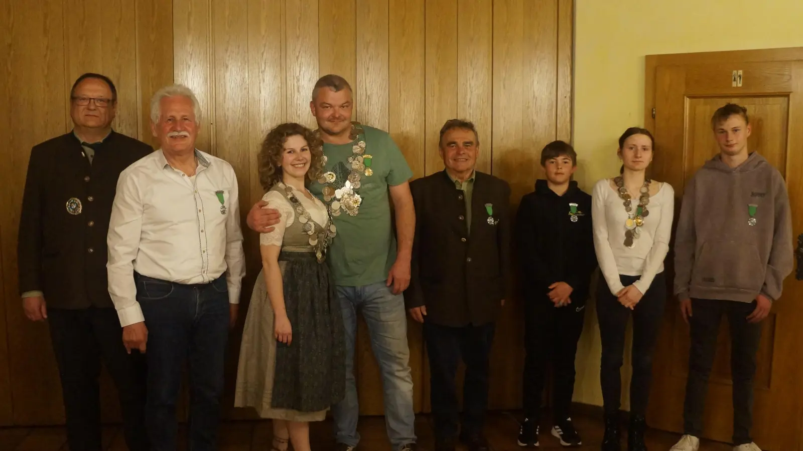 1.Schützenmeister Eduard Delling, 1. Ritter Christian Sommer, Schützenliesl Daniela Schmidt, Schützenkönig Dominik Hirmer, 2. Ritter Georg Brunner, 1. Jugendritter Jonas Pröls, Jugendkönigin Celine Sennewald, 2. Jugendritter Maximilian Pröls (von links).  (Bild: Eduard Delling)