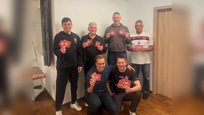 Stolz präsentierten die Vilsecker ihre Glückwunsch - Aufkleber an den 1. FC Nürnberg (Bild: Angelina Luber)