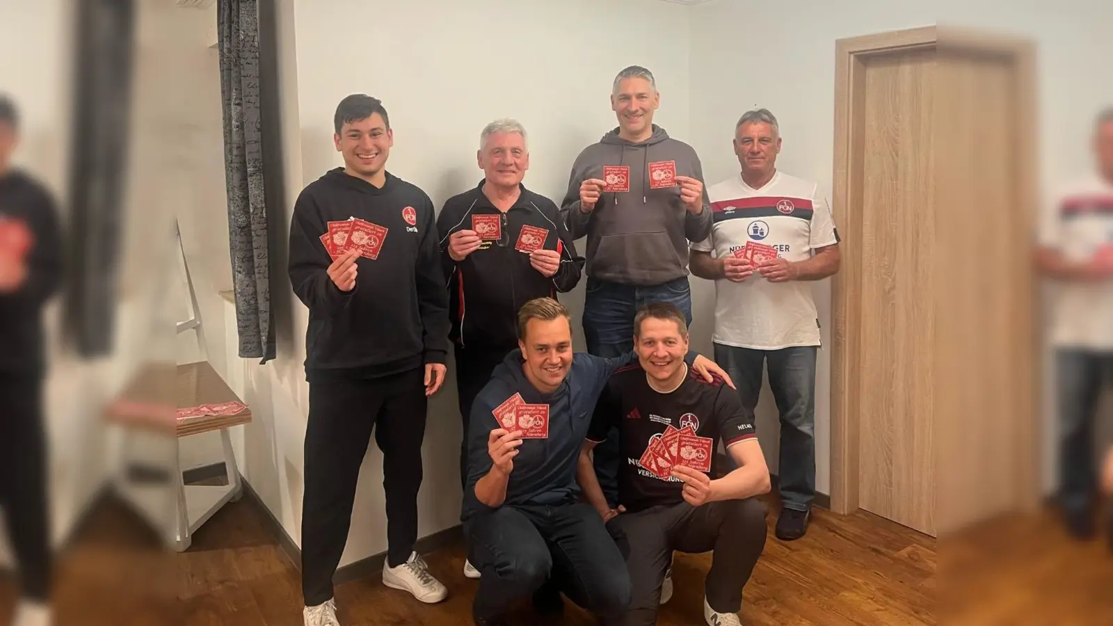 Stolz präsentierten die Vilsecker ihre Glückwunsch - Aufkleber an den 1. FC Nürnberg (Bild: Angelina Luber)