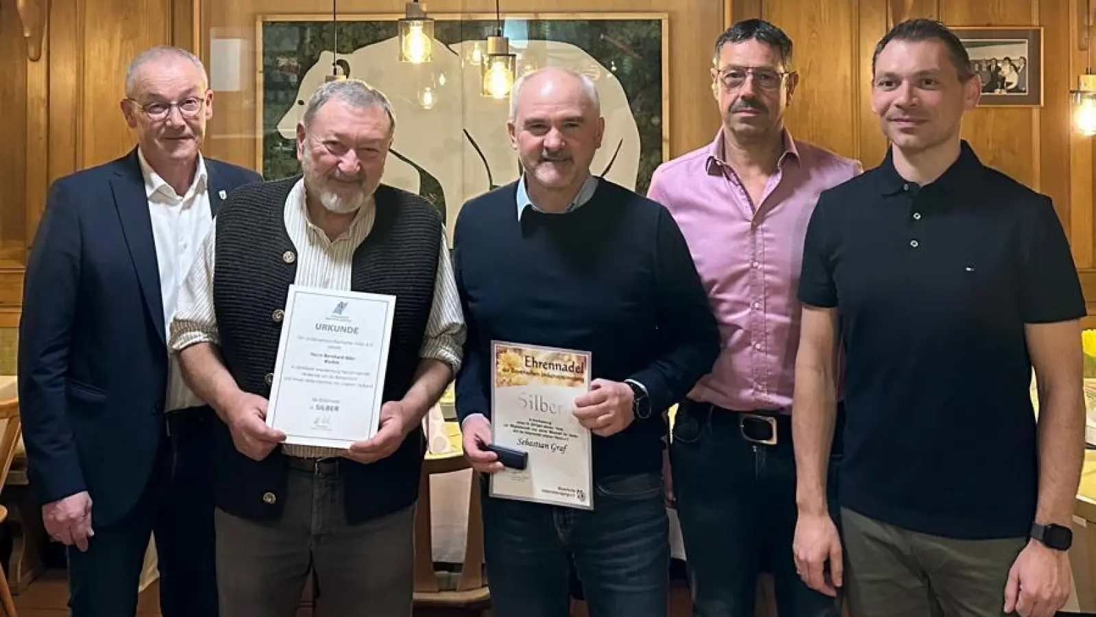 Riedens Bürgermeister Erwin Geitner (v.l.), die Geehrten Bernhard Ibler, Stephan Graf, Ensdorfs Dritter Bürgermeister Roland Müller und Vereinschef Sebastian Bösl (Bild: Michael Rabenhofer)