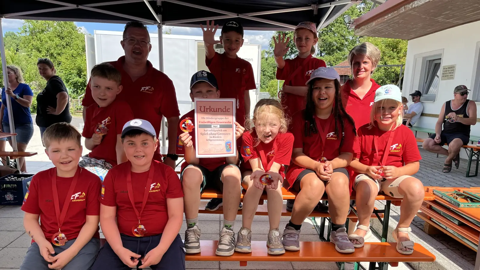 Stolze Blaulichtbande Seugast (Bild: Simone Spörrer)