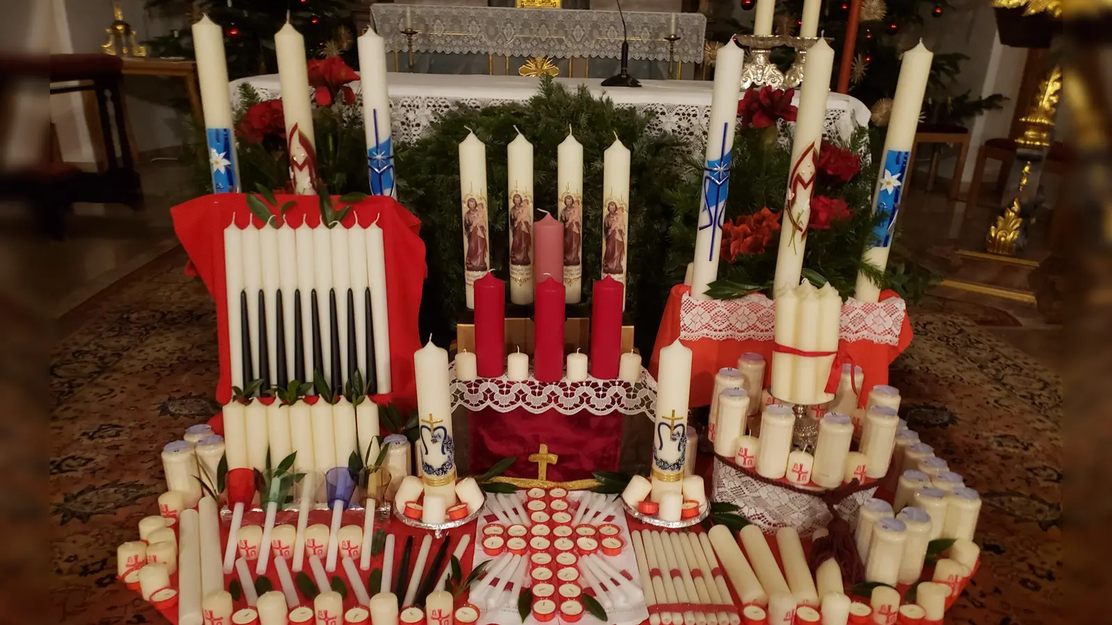 Kerzen zum Lichtmesstag in der Katholischen Kirche in Wildenau. (Bild: Josef Albrecht)