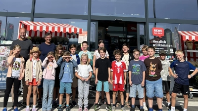 17 Kinder besuchten den REWE-Markt beim Ferienprogramm der Gemeinde. (Bild: Daniela Joachmstaler)