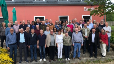 Die Abiturienten des Jahrgangs 1981 reisten in großer Zahl zum Wiedersehen nach Bärnau und freuten sich sehr über die Teilnahme ihrer ehemaligen Lehrkräfte. (Bild: Uschi Huber )