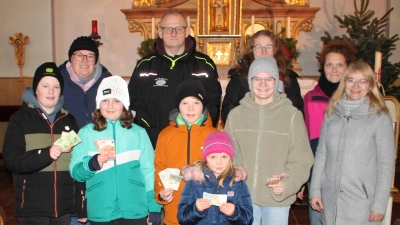 370 Euro Spenden aus dem besinnlichen Adventsabend in Zessau: Michael und Christine Sporrer (hinten Zweiter und Dritte von links) von „Hilfe für Anja” freuten sich über die Großzügigkeit der Veranstaltungsbesucher. (Bild: Bernhard Piegsa)