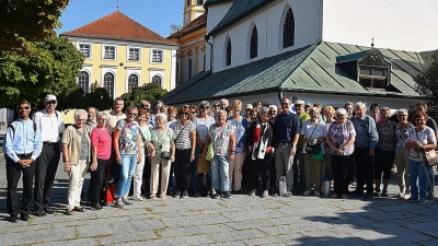 Das gemeinsame Foto vor der Gnadenkapelle war der Abschluß der Wallfahrt nach Altötting, bevor man wieder die Heimreise antrat. Ganz links der neue Pfarrvikar Xavier Karamel Joseph CMI und daneben Pf. Johann Hofmann. (Bild: Fritz Dietl)