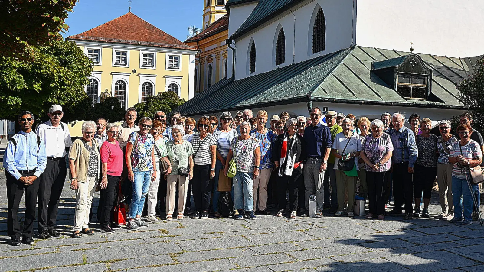 Das gemeinsame Foto vor der Gnadenkapelle war der Abschluß der Wallfahrt nach Altötting, bevor man wieder die Heimreise antrat. Ganz links der neue Pfarrvikar Xavier Karamel Joseph CMI und daneben Pf. Johann Hofmann. (Bild: Fritz Dietl)