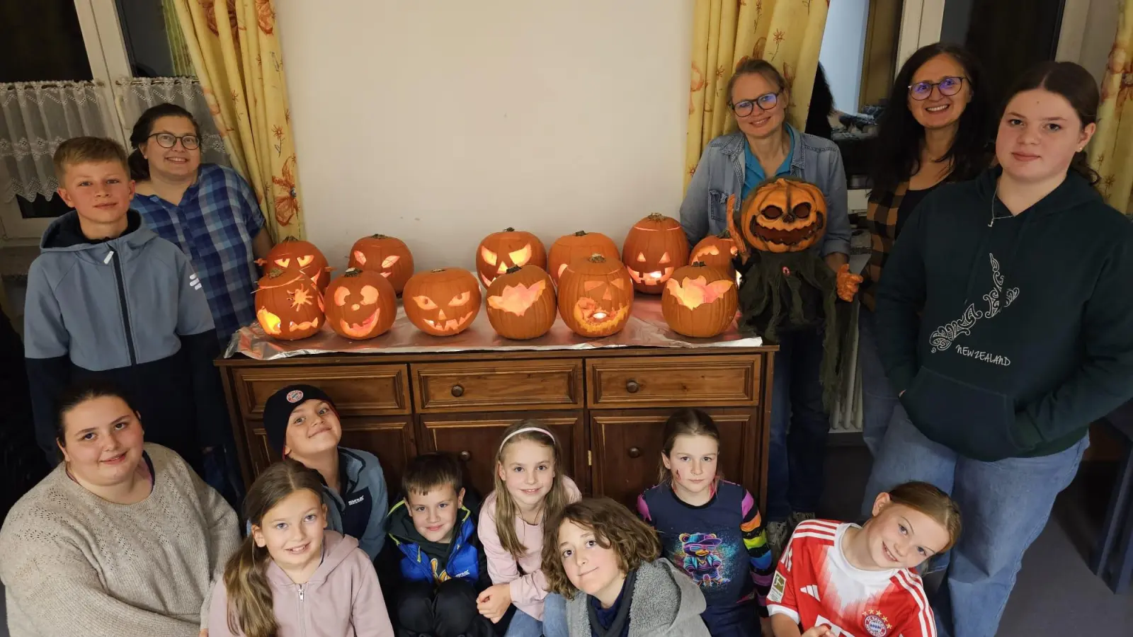 Stolz werden die geschnitzten Halloweenkürbisse präsentiert (Bild:  Sigi Spindler)