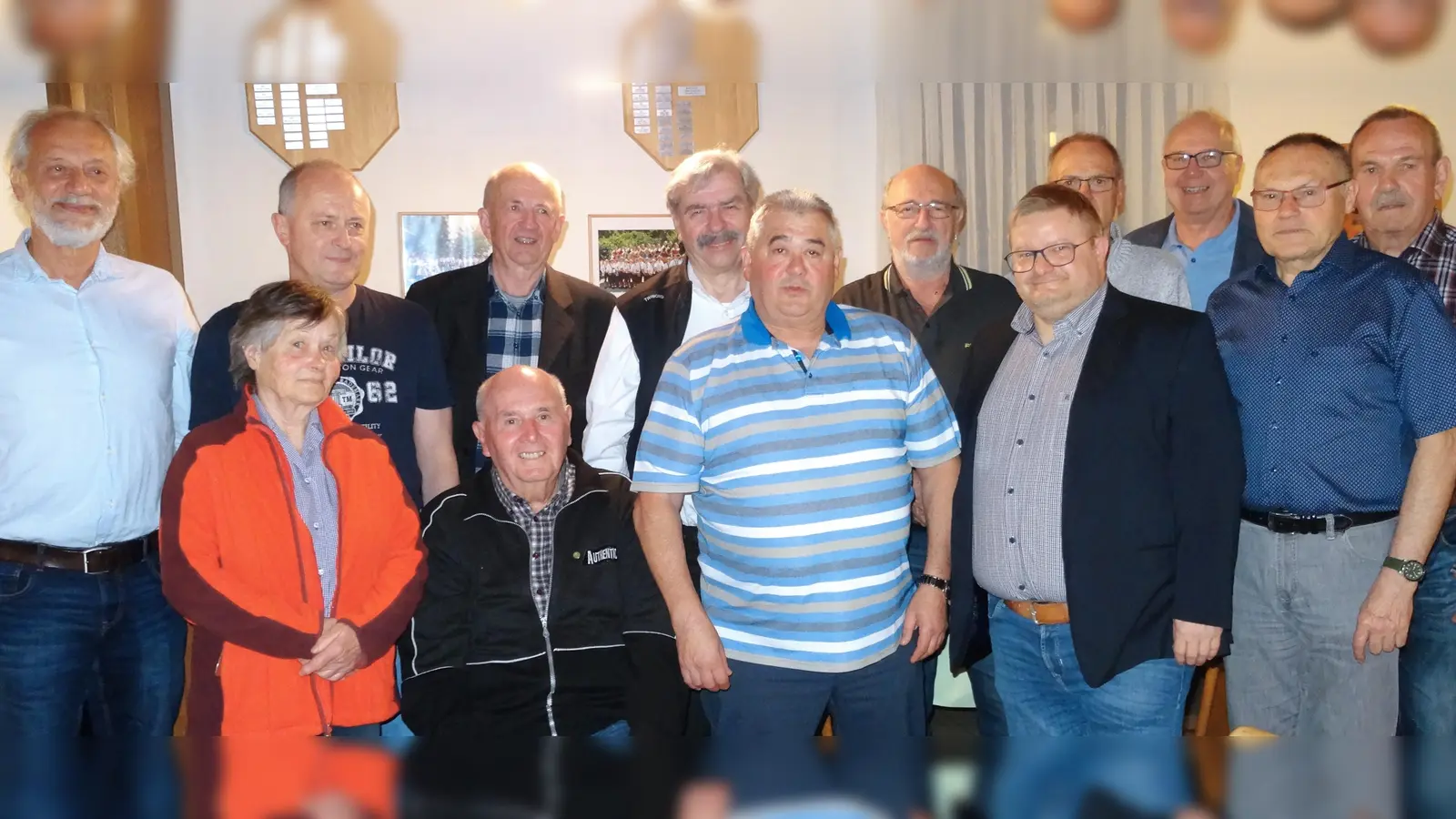 Die Siedler in Ursensollen ehren ihre Jubilare: (hinten, von links) Norbert Mitlmeier (30 Jahre), Franz Edenharter (20), Maximilian Birner (30), Bezirksvorsitzender Reinhard Ott, Peter Bachert (30), Josef Strobl (20), Kreisvorsitzender Klaus Bleisteiner, Josef Meier (30), (vorne, von links) Annemarie Porscha (20), Josef Mörtl (30), Konrad Reif (30), Vorsitzender Christian Aust Josef Schneider (30). (Bild: Alois Lehmeier/exb)