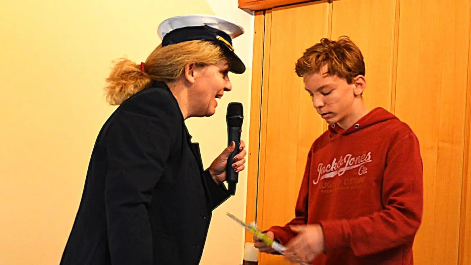 Kapitänin Edda macht dem ängstlichen Mats Mut. (Bild: Fritz Dietl)