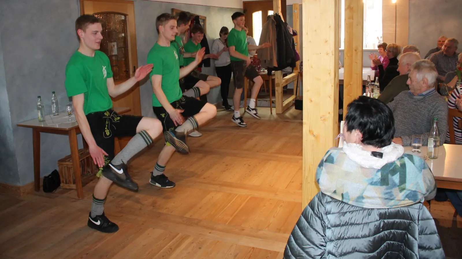 „Plattln” wie die Profis: Nicht nur als aufmerksame Gastgeber beeindruckte die Landjugend bei ihrem Burkhardsreuther Seniorennachmittag. (Bild: Bernhard Piegsa)