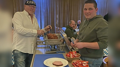 Der traditionelle warme Leberkäse darf bei der Josefifeier des CSU-Ortsverbandes nicht fehlen und mundete den Gästen auch heuer wieder sehr gut.  (Bild: Elisabeth Weidner)