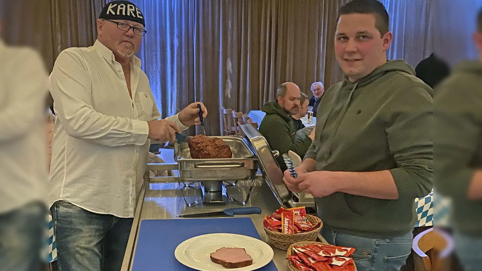 Der traditionelle warme Leberkäse darf bei der Josefifeier des CSU-Ortsverbandes nicht fehlen und mundete den Gästen auch heuer wieder sehr gut.  (Bild: Elisabeth Weidner)