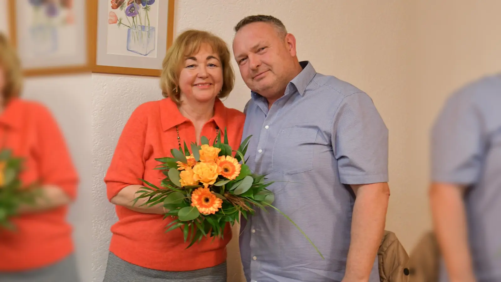 Silvio Tröger (neuer 1. Vorstand), der Hannelore Narr für die vielen Jahre als Kassiererin des Vereins dankte. (Bild: Dagmar Nachtigall)