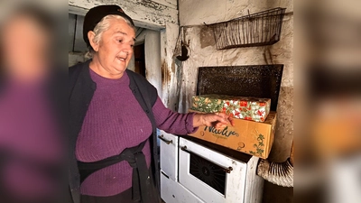 Ein kleines Päckchen zu Weihnachten, darüber freuen sich die armen Leute in Bosnien. Egal ob Kinder, Jugendliche, Eltern oder alte Leute. Eine kleine Hoffnung an Weihnachten. (Bild: Hans Karl)