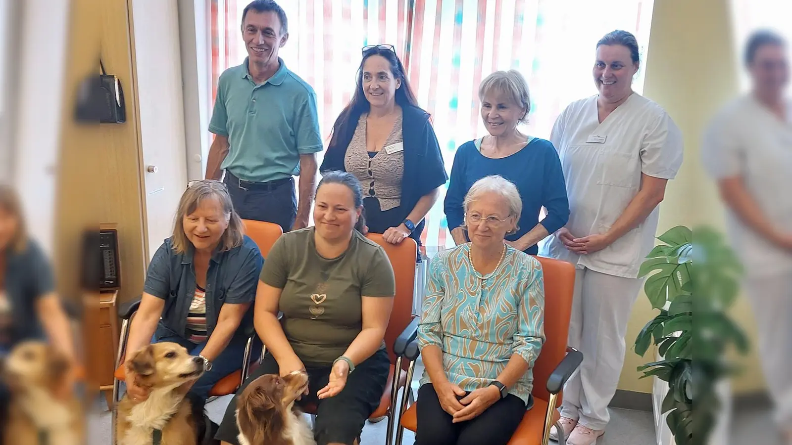 Mitglieder des Schlacken e.V. und Mitarbeiter des St. Anna Krankenhaus lassen sich die Arbeit mit den Therapiehunden von deren Trainerin erklären und zeigen (Bild: Christian Koch)