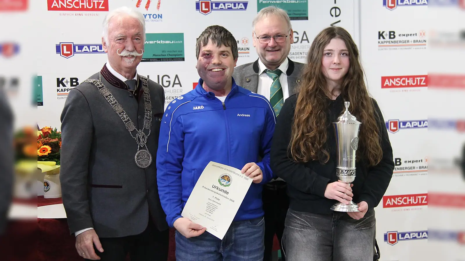 OSB-Präsident Franz Brunner (links) gratuliert den Siegern Andreas Heinz (Schütze), Norbert Lippert (Gauschützenmeister Gau Steinwald) und Stella Schieder (Schützin). (Bild: dl)