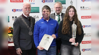 OSB-Präsident Franz Brunner (links) gratuliert den Siegern Andreas Heinz (Schütze), Norbert Lippert (Gauschützenmeister Gau Steinwald) und Stella Schieder (Schützin). (Bild: dl)