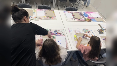 Im Kunstsaal durften die zukünftigen Schülerinnen und Schüler mit Stempeltechnik und Schablonen eigene Postmappen gestalten. (Bild: Juliane Kraus)