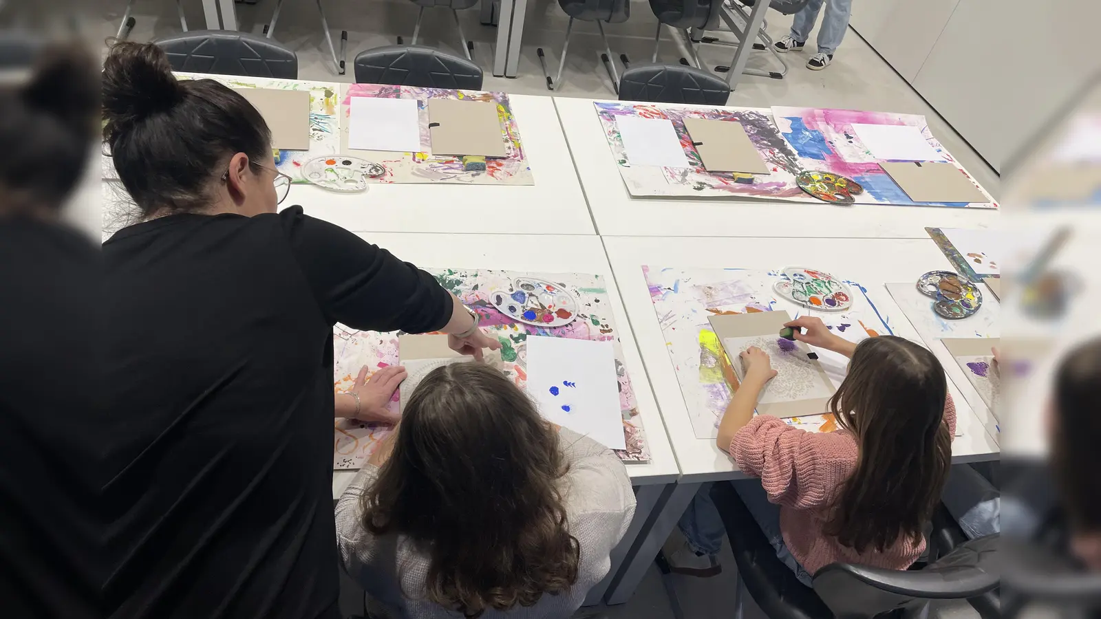 Im Kunstsaal durften die zukünftigen Schülerinnen und Schüler mit Stempeltechnik und Schablonen eigene Postmappen gestalten. (Bild: Juliane Kraus)