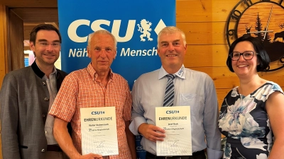 Der CSU-Kreisvorsitzende Steephan Oetzinger (links) ehrt Walter Stubenrauch für 35 Jahre und Josef Beck für 25 Jahre CSU-Mitgliedschaft zusammen mit Miriam Hanebuth. (Bild: Ernst Frischholz)