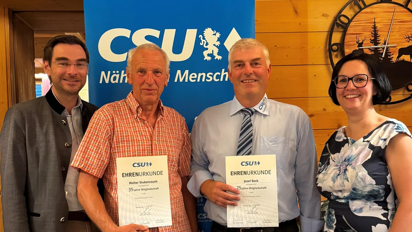 Der CSU-Kreisvorsitzende Steephan Oetzinger (links) ehrt Walter Stubenrauch für 35 Jahre und Josef Beck für 25 Jahre CSU-Mitgliedschaft zusammen mit Miriam Hanebuth. (Bild: Ernst Frischholz)