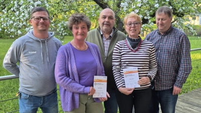 Die geehrten Sportler und Prüfer (v.l.n.r.) Kreisreferent Sebastian Stock, Sigrid Pilhofer, Kreisvorsitzender Thomas Gebele, Marion Pickel und Ehrenbezirksvorsitzender Hermann Müller. (Bild: Stock Sebastian)