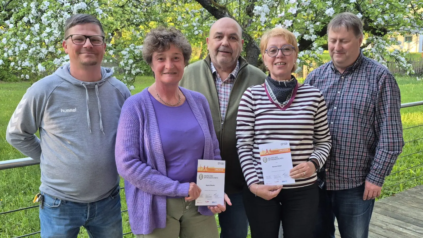 Die geehrten Sportler und Prüfer (v.l.n.r.) Kreisreferent Sebastian Stock, Sigrid Pilhofer, Kreisvorsitzender Thomas Gebele, Marion Pickel und Ehrenbezirksvorsitzender Hermann Müller. (Bild: Stock Sebastian)