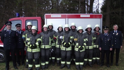 Strahlende Gesichter bei den Muglhofer Feuerwehrleuten, die ihre Leistungsabzeichen in verschiedenen Stufen von Stadtbrandinspektor Ludwig Grasser (2. v. rechts) erhalten haben.  (Bild: Robert Ronke)