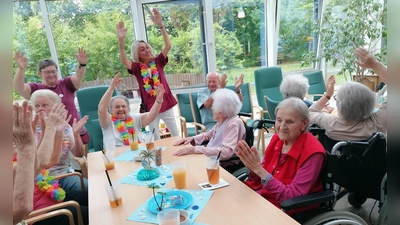 Die Bewohnerinnen und Bewohner genießen ihre Cocktails (Bild: Sylvia Benjamin)