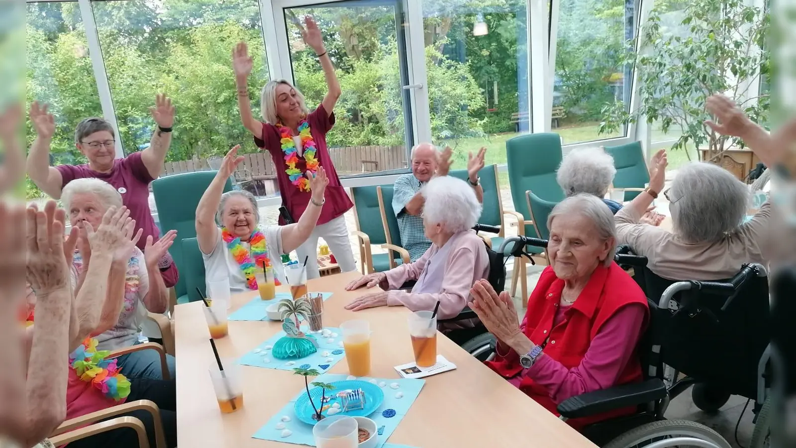 Die Bewohnerinnen und Bewohner genießen ihre Cocktails (Bild: Sylvia Benjamin)