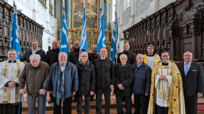 Anwesende Hohe Jubilare 2025 (vorne von links): Zentralpräses Markus Brunner, Johann Kaa (70 Jahre), Josef Lorenz (60), Michael Schanderl (40), Gerhard Heldmann (40), Johann Bruckner (65), Hermann Schertl (60), Vizepräses Pater Seraphin Bartosz Broniowski OFM, Hauptzelebrant Pfarrer Franz Pfeffer und Präfekt Michael Koller, dahinter die MMC-Fahnenabordnungen. <br> (Bild: Michael Koller jun.)