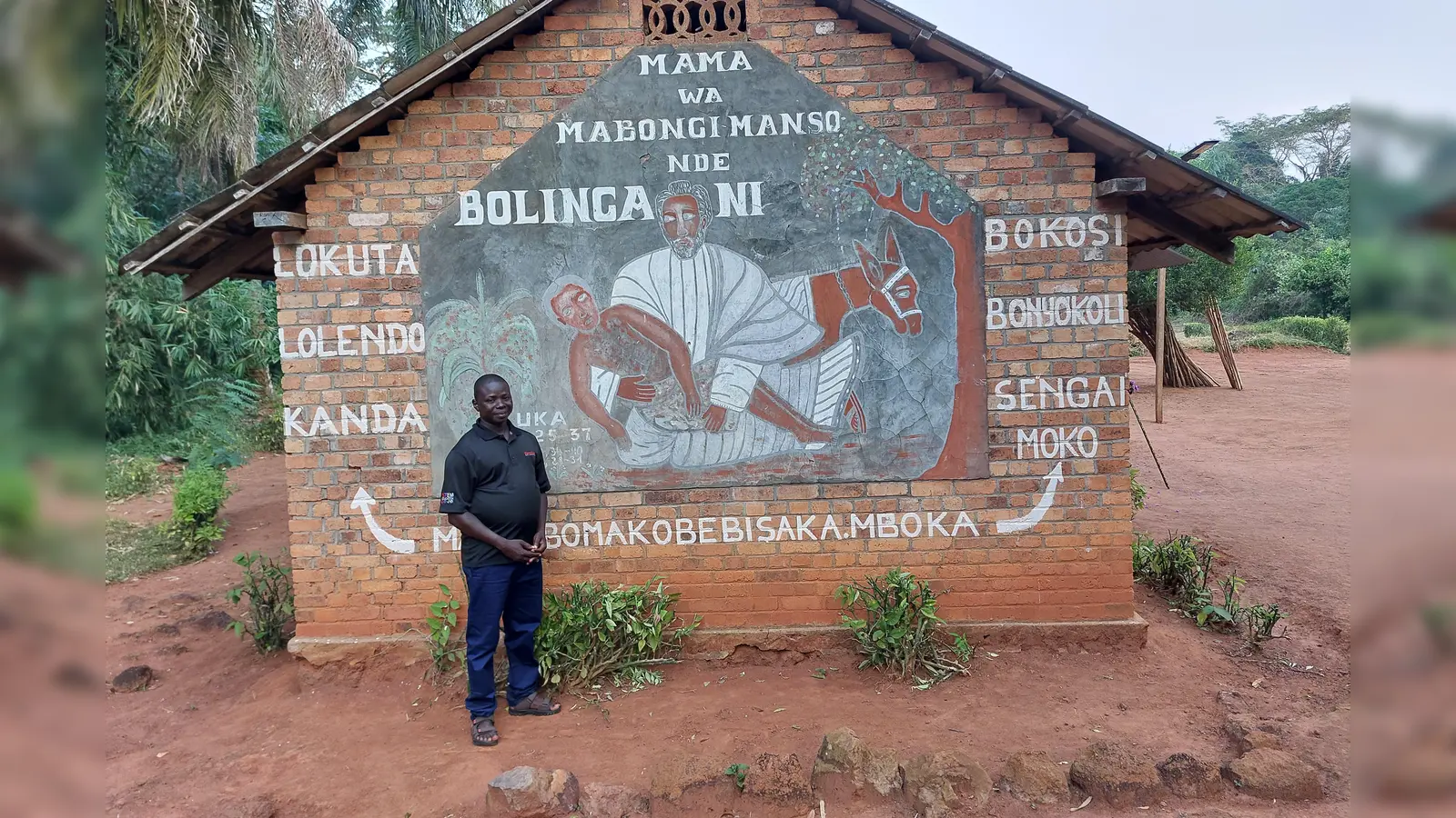 Das Bild zeigt das Hospital mit dem Operateur Mbaraza. (Bild: Gaby Hagn )
