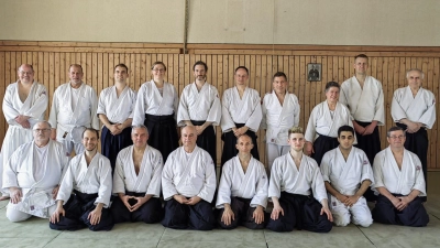 Die zum Lehrgang anwesenden Aikidoka. Rechts im Hintergrund stehend Werner Winkler, <br>die dritte von rechts stehend Margret Schels.  (Bild: Gottfried Fröhlich)