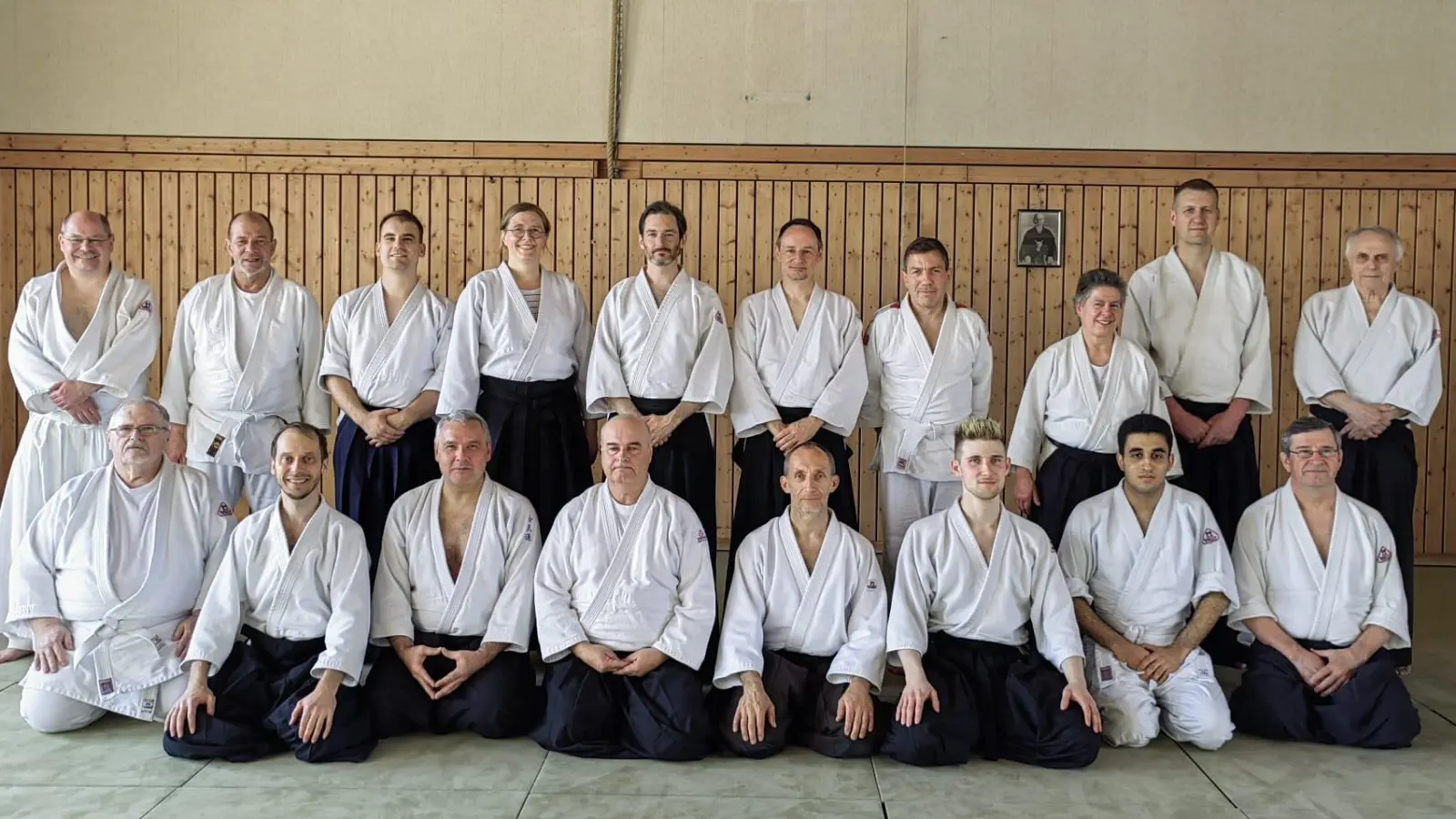 Die zum Lehrgang anwesenden Aikidoka. Rechts im Hintergrund stehend Werner Winkler, <br>die dritte von rechts stehend Margret Schels.  (Bild: Gottfried Fröhlich)