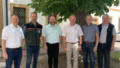 Foto: Vorstandswahl (von links nach rechts): Kassenprüfer Bgm. Erich Meidinger, forstlicher Beirat Sven Grünert, Kassenprüfer Bgm. Daniel Sandner, 1. Vorsitzender Roland Strehl, Schatzmeister Erwin Geitner, Geschäftsführer Markus Dollacker. (Bild: Claudia Straller Naturpark Hirschwald)