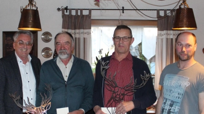 Foto 01: Der Vorsitzende der Jagdgenossenschaft Irlach Tobias Bücherl (rechts) dankte seinem Vorgänger Gerhard Bücherl (2.v. links) für 36 Jahre Vorsitz und Josef Rohfmüller (2.v. rechts) für 30 Jahre stellvertretender Vorsitzender. Mit Bürgermeister Ludwig Prögler (Bild: Nikolaus Scherr)